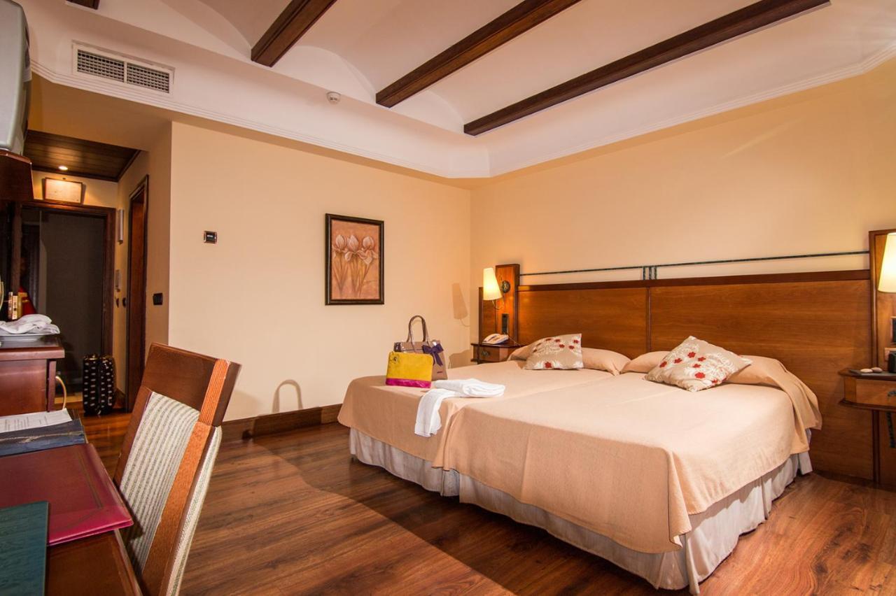 Hotel Abades グアディクス エクステリア 写真